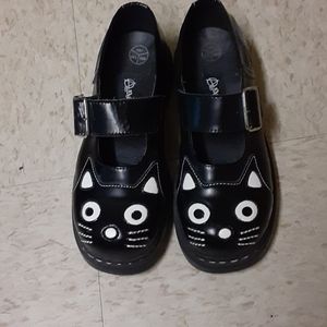 Anarchic cat shoes